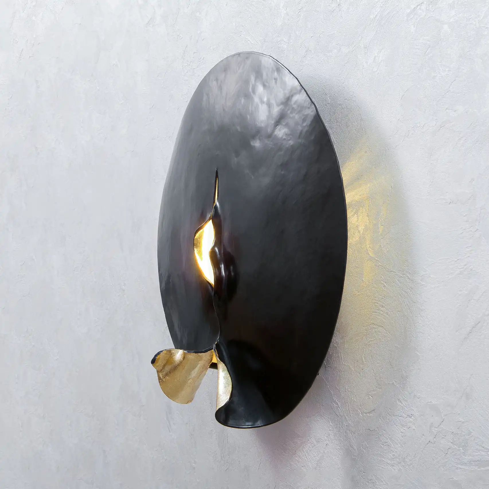 Lyton black close up